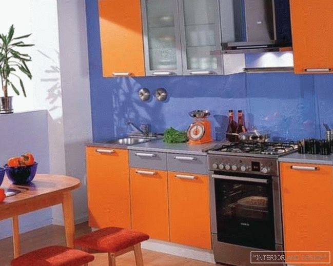 Diseño de cocina azul-naranja.