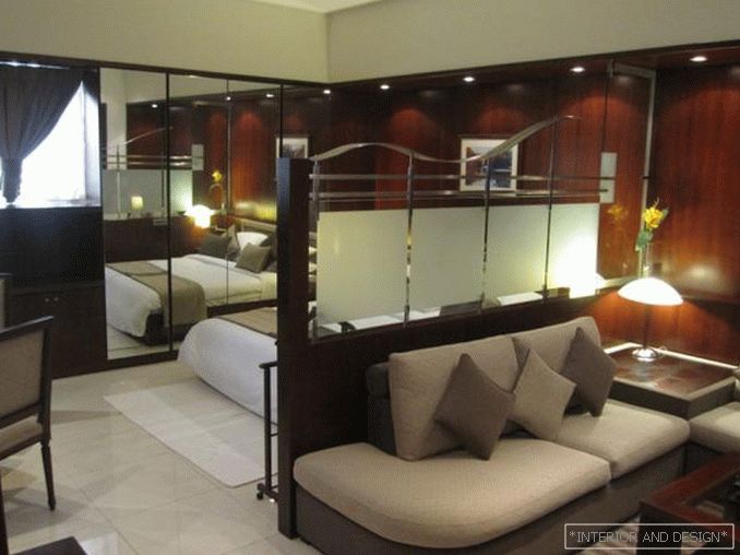 Un dormitorio-гостиная с изолированной кухней