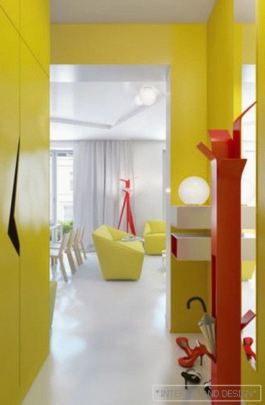 Pasillo amarillo de diseño en un pequeño pasillo.