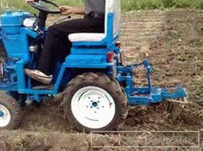 Mini tractor con sus propias manos en la granja.
